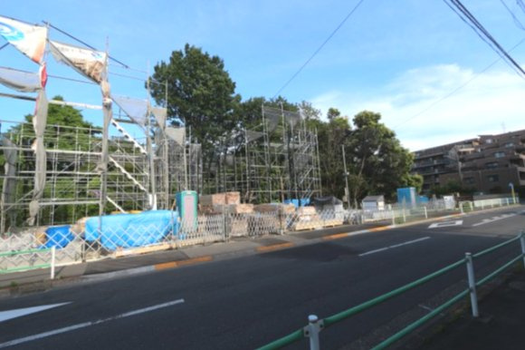 【GARBOCITY】小平回田町全10区画　残７棟の外観|開閉窓に網戸標準装備、玄関ドアにはスマートキーを採用