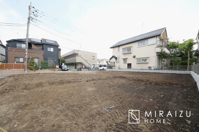 【外観】 | 青く澄み渡った綺麗な空と、陽の光をたっぷりと受ける、そんな新築住宅で新生活をスタートしてみませんか？見学・ご相談等、ミライズホーム(株)までお気軽にご連絡下さい。