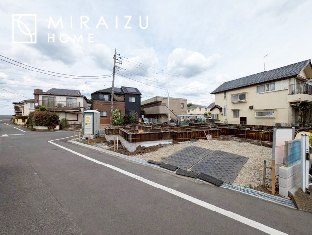 【外観】 | 青く澄み渡った綺麗な空と、陽の光をたっぷりと受ける、そんな新築住宅で新生活をスタートしてみませんか？見学・ご相談等、ミライズホーム(株)までお気軽にご連絡下さい。