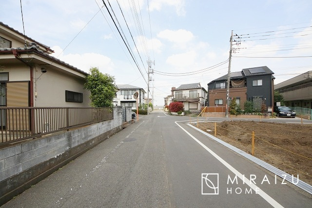 【前面道路含む現地写真】 | 陽の光をたっぷりと浴びながら気持ち良く生活が出来ます。夢のマイホーム、夢ではなく実現出来ます！見学・ご相談等、お気軽にご連絡下さい。