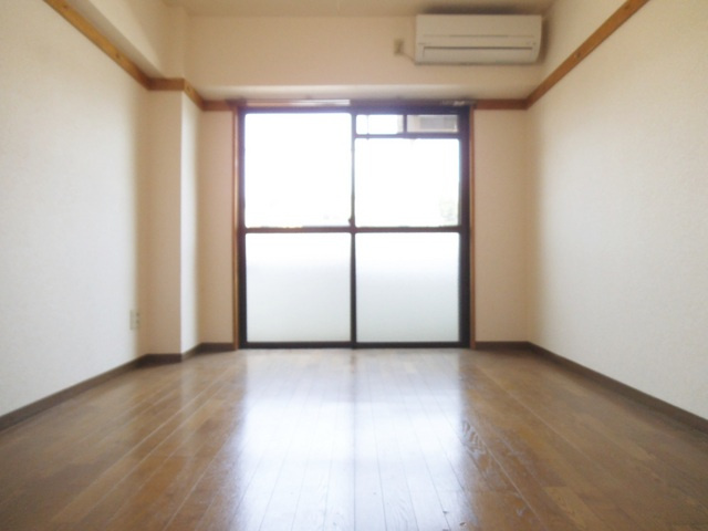 ニュークリスタル葵の居間・リビング|日当たりがよい広めのお部屋です！