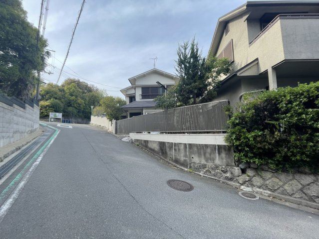 寝屋川市東香里園町の前面道路含む現地写真