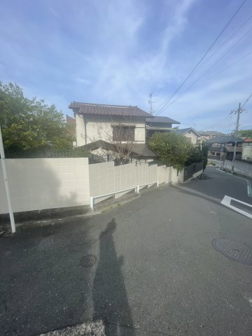 寝屋川市東香里園町の前面道路含む現地写真