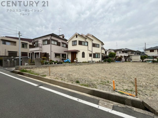 鈴原小学校が徒歩3分と近く、公園や内科医院も近隣にあるため、特に子育て世帯に住みやすい環境が整っています。