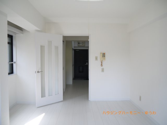 【洋室】 | メインステージ十条 | 暖かいひだまりを全身で感じ取れる室内。
