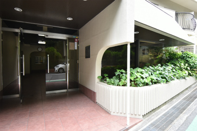 【エントランス】 | 緑地公園ロイヤルマンション | サイトに掲載されていない箇所の写真、撮影してお届けさせて頂きます！気になる物件で、見たい部分の画像が無い場合は、弊社スタッフまでご連絡下さいませ。お客様の気になる箇所を、カメラにて撮影して参ります！