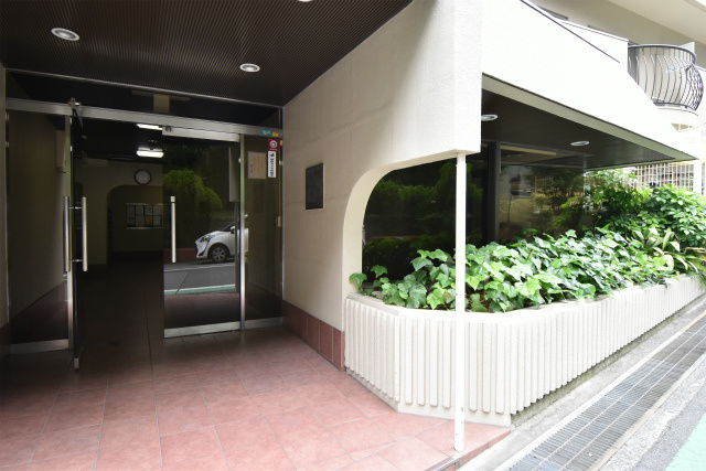 【エントランス】 | 緑地公園ロイヤルマンション | サイトに掲載されていない箇所の写真、撮影してお届けさせて頂きます！気になる物件で、見たい部分の画像が無い場合は、弊社スタッフまでご連絡下さいませ。お客様の気になる箇所を、カメラにて撮影して参ります！