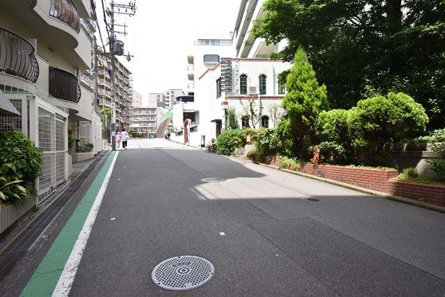【周辺】 | 緑地公園ロイヤルマンション | 現在ご返済中のカーローン・カードローン・教育ローンなどを住宅ローンに一本化したり、家具家電購入費用・引越し費用を住宅ローンと組み合わせるなど、お客さまにメリットの多い住宅ローンのご提案が可能です。
