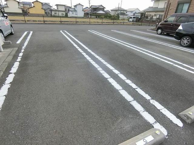 ピースクローバーⅡの駐車場