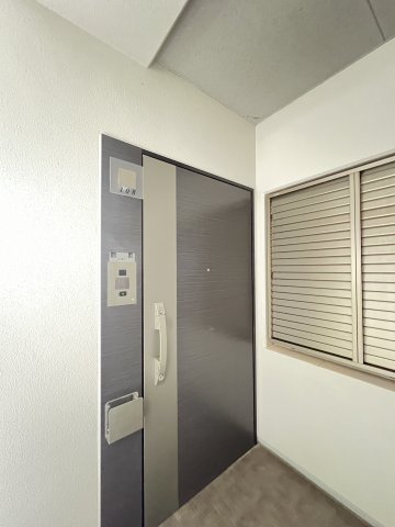 ライオンズ大和高田セントハウスの玄関|アルコーブ付き玄関