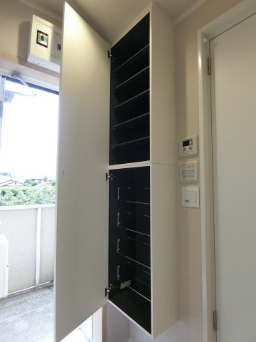 【玄関】 | メゾン八葉Ａ | 玄関にシューズボックス。
