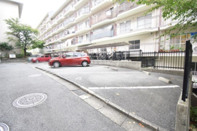【駐車場】 | 千里関大前コーポラスC棟 | こちらのサイトに掲載されている全ての物件が、当社にてご紹介可能です！気になる物件がありましたら、弊社スタッフまでお気軽にお問合せ下さいませ。