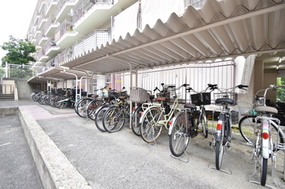 【駐輪場】 | 千里関大前コーポラスC棟 | エイブルだけの嬉しいサービス、ご用意しております。詳細は、お気軽に当社までお問合せ下さいませ！