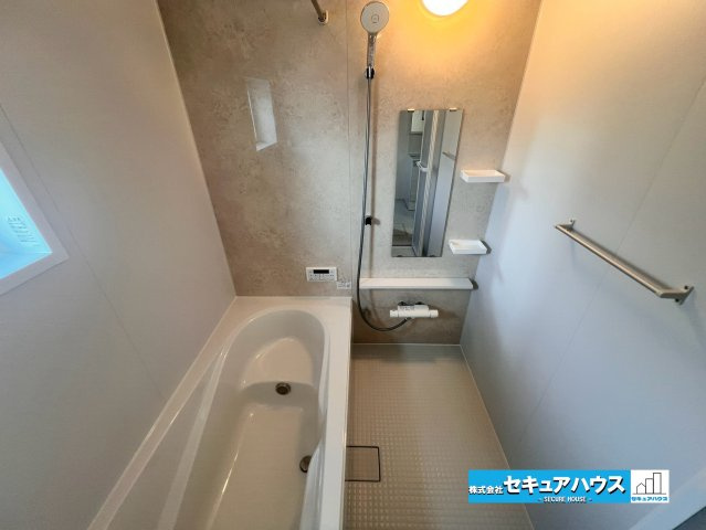 【完成】名古屋市南区砂口町　全7棟の浴室|【浴室】
◆アクセントパネルで落ち着きのある雰囲気を演出します。毎日の疲れを癒やすバスタイムをお楽しみ下さい！
◆窓付きで、カビの繁殖を抑える効果があります。
