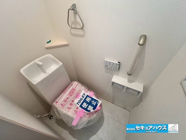 【完成】名古屋市南区砂口町　全7棟のトイレ|【高機能トイレ】
◆高機能トイレの多くは便器のフタの開閉が自動であり、使用後に手動で水を流す面倒もなく非常に便利です。スタイリッシュな見た目で、お掃除しやすく、節水効果が高いです。
