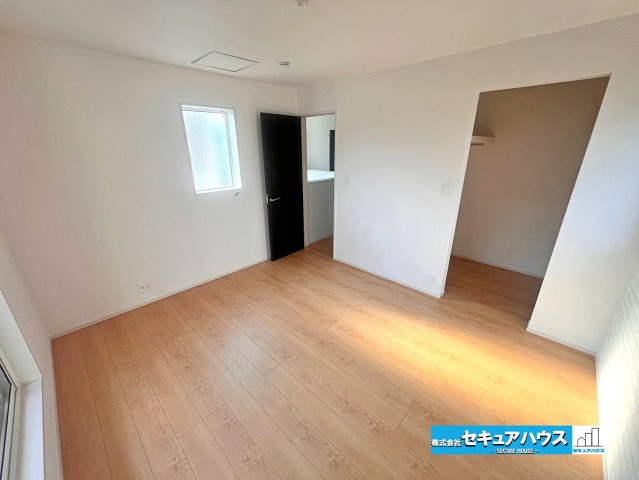 【完成】名古屋市南区砂口町　全7棟の洋室|【洋室】
◆広々とした居住空間は日々の暮らしを彩り、心のやすらぎと満足感を与えてくれます。通風と採光を考慮した設計は子供たちはのびのび育ち、家族でくつろぎと団らんを生み出します。
