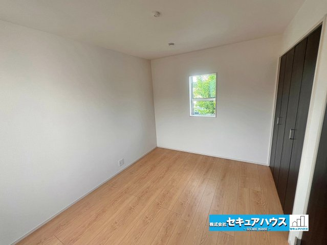 【完成】名古屋市南区砂口町　全7棟の洋室|【洋室】
◆家族一人ひとりの大切なプライベート空間。趣味に合わせて使って頂けるようシンプルに仕上げてあります。暮らし心地を大きく左右する収納を、適材適所に配置し使い勝手を考慮しました。　
