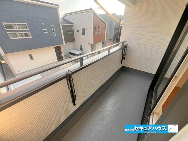 【完成】名古屋市南区砂口町　全7棟のバルコニー|【バルコニー】
◆見晴らしもよく、太陽の温かな温もりをめいっぱい受け止めてくれます。
太陽の光と爽やかな風を受けたお洗濯物はあっという間に乾き、取りこむ時には太陽の匂いを感じられそうですね。　