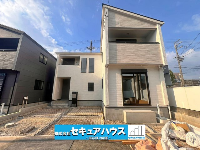 【完成】名古屋市南区砂口町　全7棟の外観|☆未完成のため、同施工物件ご案内可能です♪
3LDK＋パントリー＋WIC(ウォークインクローゼット)の物件！
上部吹抜の開放感あふれる広々とした玄関とキッチン後ろに可動棚付きパントリーが魅力的です♪