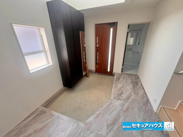 【完成】名古屋市南区砂口町　全7棟の玄関|【玄関】
◆お家に出会う人々を迎える玄関だからこそ、広々清潔感あふれる空間にしたいものです。採光・通風にも配慮された設計で毎日明るい空間をキープします♪