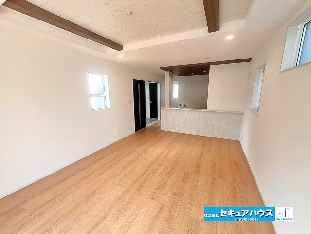 【完成】名古屋市南区砂口町　全7棟のその他|【LDK】
◆通学から帰宅し、リビングルームで会話を楽しむ子ども達。リビングから臨む景色は太陽色に染まり、解放感溢れゆったりとしたひと時を過ごすことが出来る素敵な空間です。