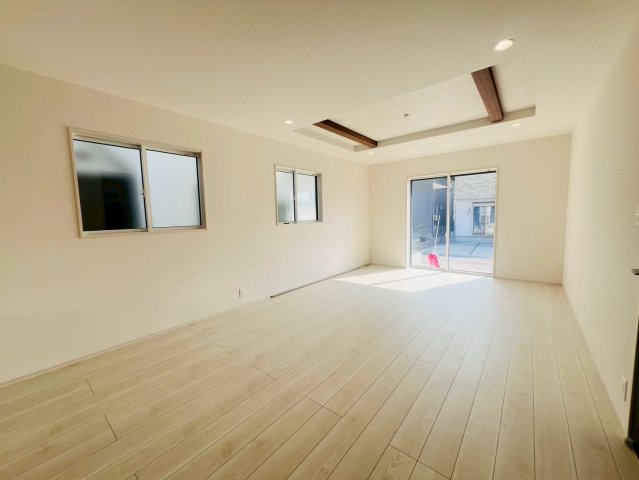 【完成】名古屋市南区砂口町　全7棟の内観：施工例|【LDKイメージ】
◆日当たりが良く温かい広々リビングは家族の団らんスペースになります。