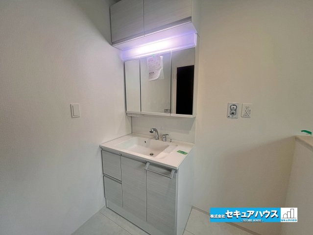 【完成】名古屋市南区砂口町　全7棟の独立洗面台|【洗面台】
◆鏡の裏にはたっぷりと収納スペースを標準装備！
◆電源を付属しているのでドライヤーなど利用できます。