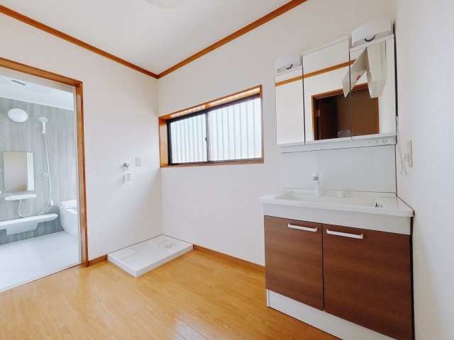 【中古戸建】児玉郡上里町大字金久保の独立洗面台|■洗面室｜洗濯機を置いてもゆとりある広さの洗面脱衣室です♪三面鏡の洗面化粧台なので身支度もしやすくおしゃれが好きな方にも嬉しい設計です♪窓があるので換気の際も楽ちんです♪