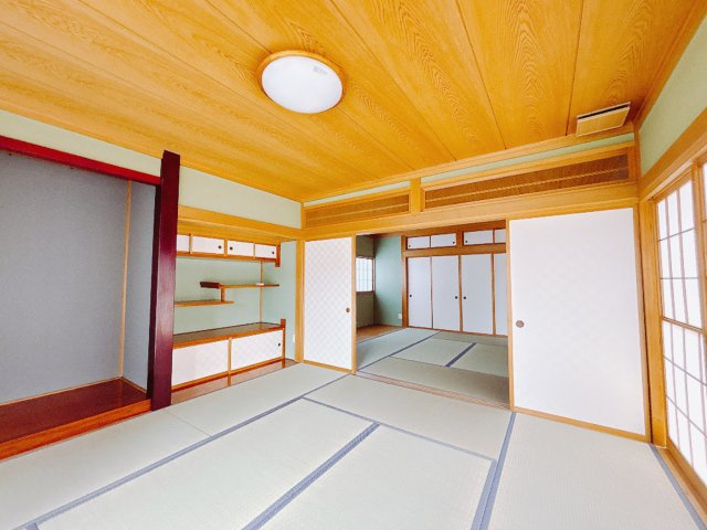 【中古戸建】児玉郡上里町大字金久保の和室|■1階和室｜意外と場所をとるアイロンがけや、お洗濯物を畳むときにも広々と使うことができ、ちょっと一休みしたいとき、すぐに横になれるのも魅力です♪