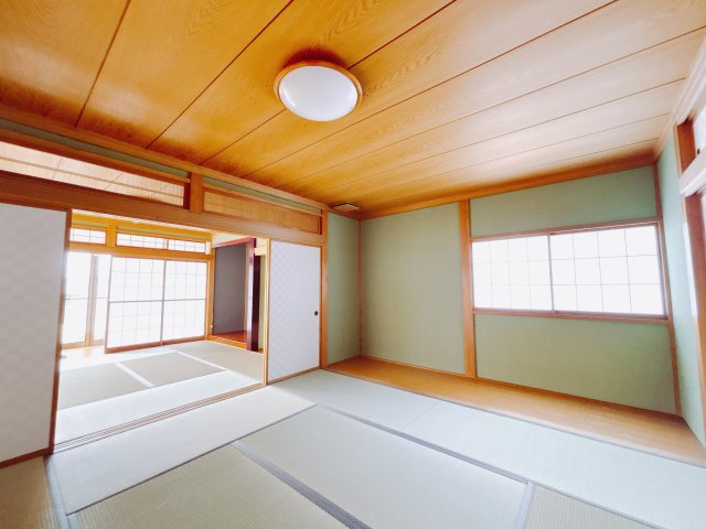【中古戸建】児玉郡上里町大字金久保の和室|■1階和室｜和室でしか味わえない畳ならではの香りや素材で和のやすらぎを感じてください♪休日はお子様とお昼寝するのにも最適です！