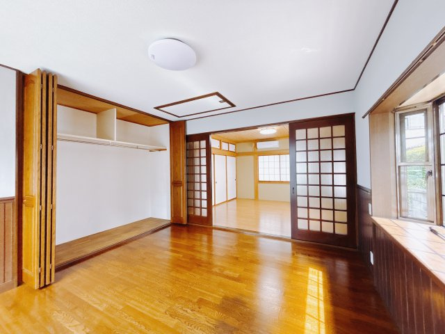 【中古戸建】児玉郡上里町大字金久保の寝室|■主寝室｜広い寝室ならインテリアも自由自在にお楽しみいただけます♪お外から帰ってきた後は寝室でゆっくり自分の時間をお過ごしください。