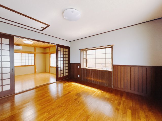 【中古戸建】児玉郡上里町大字金久保の寝室|■主寝室｜ベッドやテレビなどの大き目の家具を置いても余裕のある広々主寝室です♪家事やお仕事にお疲れなパパ・ママがゆっくりと過ごせる空間です♪