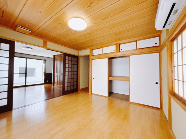 【中古戸建】児玉郡上里町大字金久保の洋室|■1階洋室｜ナチュラルカラーの床です。模様替えなどとても楽しく工夫できます♪陽当たり、風通しもとても良いので毎日快適な生活スタートです！子供部屋にも良いですね♪