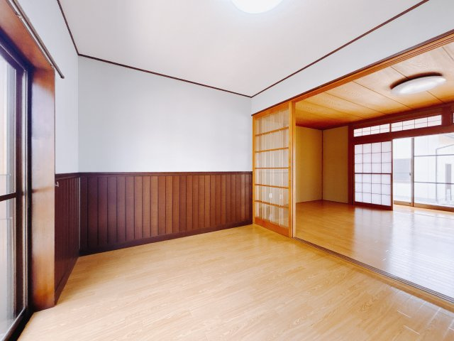 【中古戸建】児玉郡上里町大字金久保の洋室|■1階洋室｜1階洋室には大きな窓をご用意しています。日中はあたたかな日差し差し込み自分時間も充実できますね＾＾