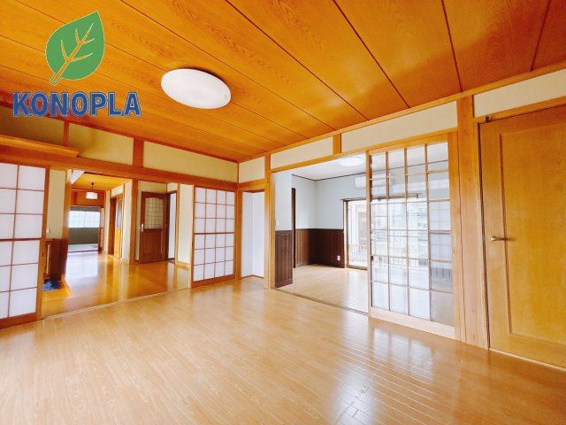 【中古戸建】児玉郡上里町大字金久保の居間・リビング|■リビング｜陽当たり良好のリビングダイニング♪賃貸では叶わなかった、お友達とのホームパーティや大音量で映画やテレビを楽しむことができます(*^^*)