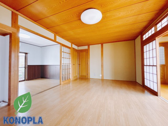 【中古戸建】児玉郡上里町大字金久保の居間・リビング|■リビング｜落ち着きのある表情を見せるリビングダイニング。太陽の光がたっぷり差し込むリビングは、自然とご家族が集まる居心地の良い空間です。