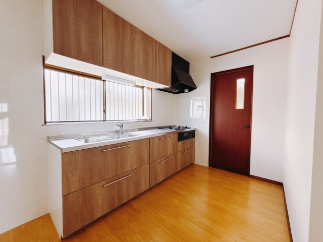 【中古戸建】児玉郡上里町大字金久保のキッチン|■キッチン｜ワークトップの幅が広く、お子様といっしょにお料理をつくったり、ちょっとしたパーティーも楽しめます。フラットなのでお掃除がしやすいのもポイントです♪