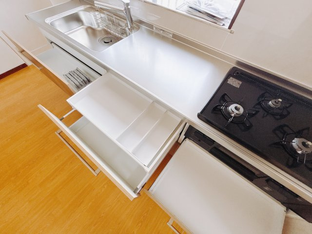 【中古戸建】児玉郡上里町大字金久保のキッチン|■キッチン｜ワークトップ下には、圧力鍋やパスタ鍋などのかさばる調理器具もラクラク収納可能なスライド収納！ものが溢れがちなキッチン回りもスッキリきれいに管理ができます♪