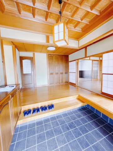 【中古戸建】児玉郡上里町大字金久保の玄関|■玄関｜「玄関から、我が家を心地よく。自然の風や光を感じられる気持ちのいい玄関へ。」永く居心地のいい暮らしを演出する快適性能と安心を両立させたドアを採用しました！