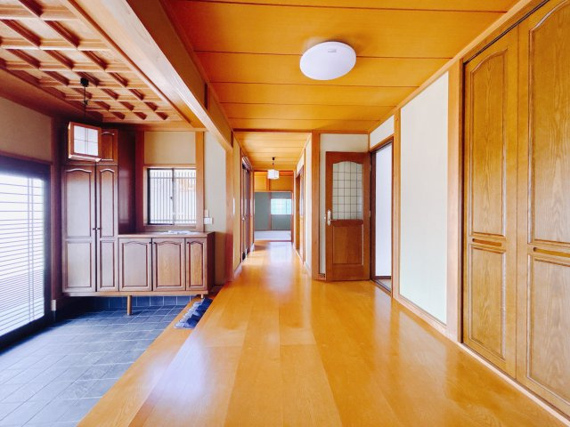 【中古戸建】児玉郡上里町大字金久保の玄関|■■玄関｜毎日の「いってらっしゃい」や「お帰りなさい」を大切なご家族と過ごす玄関は〈使いやすさ〉を追求しております。玄関横の物入は急な来客時でもさっとお片付けできるスペースを確保しています。