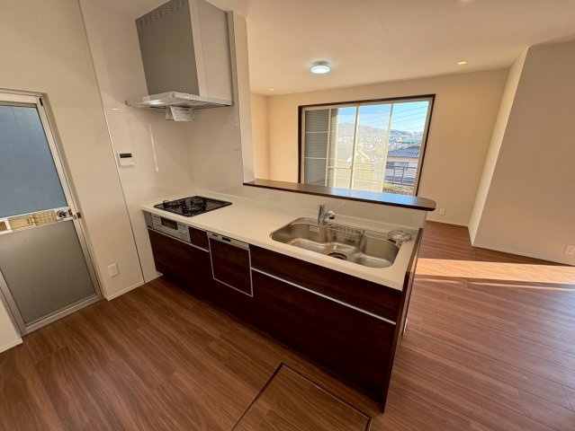 つつじが丘７丁目　中古戸建てのキッチン|明るくてきれいなキッチンです