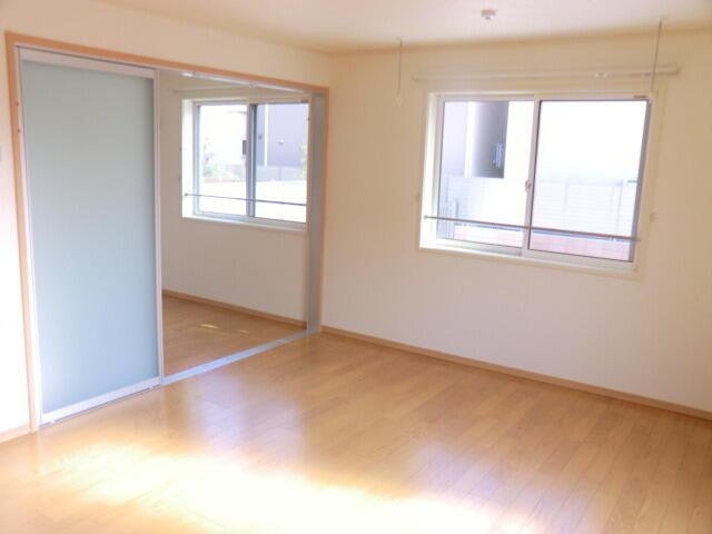 クエルボ烏山の居間・リビング|フローリングのお部屋です