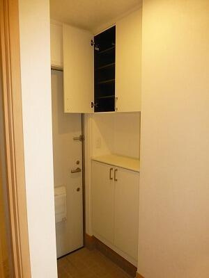 クエルボ烏山の玄関|収納もある玄関です