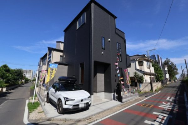 《仲介手数料無料》ふじみ野市駒西１丁目2-1新築一戸建てグラファーレの外観|北側の道路は西方向に向かって(東武東上線に向かって)一方通行になっています。