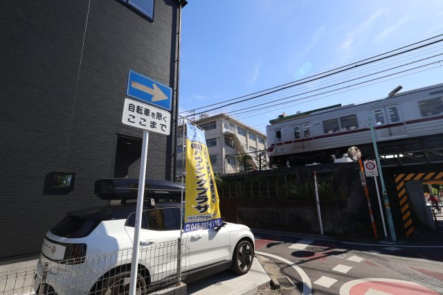 《仲介手数料無料》ふじみ野市駒西１丁目2-1新築一戸建てグラファーレの外観|線路が目の前にあるので電車の走行音が聞こえます。現地にて雰囲気をご確認下さい。音が気になる場合は2重窓にするなどの対策をお勧めします。