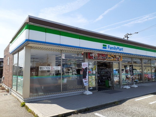 プレジールの周辺|ファミリーマート黒部三日市店まで900m