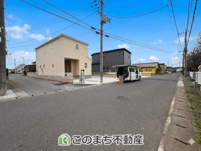 【前面道路含む現地写真】 |  LiveleGarden.S　第5栃木岩舟町静和　1号棟 | 前面道路幅員6.4ｍでお車の出し入れもスムーズです☆