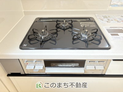 【キッチン】 |  LiveleGarden.S　第5栃木岩舟町静和　1号棟 | 3口ビルトインコンロで同時調理可能☆時短家事につながりますね☆