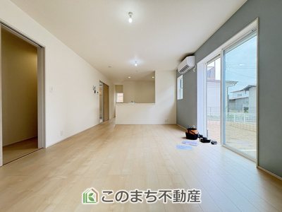 【居間・リビング】 |  LiveleGarden.S　第5栃木岩舟町静和　1号棟 | 窓が多く明るいリビングスペース☆ご家族の団らんを明るい日差しがが照らします☆