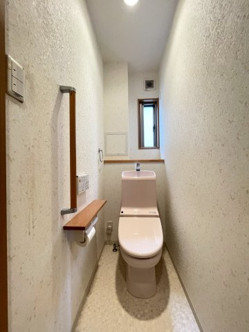 太秦一ノ井町　中古戸建のトイレ|2F、3F共に同型のトイレです。